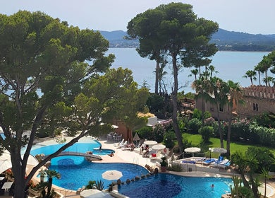 Vista de piscinas y jardines de Mallorca Wellness SPA - Eurotel Punta Rotja, en Illes Balears, Illes Balears, ES.