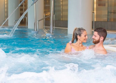 Pareja disfrutando en la piscina de hidromasaje en Mallorca Wellness SPA - Eurotel Punta Rotja, Illes Balears, ES.