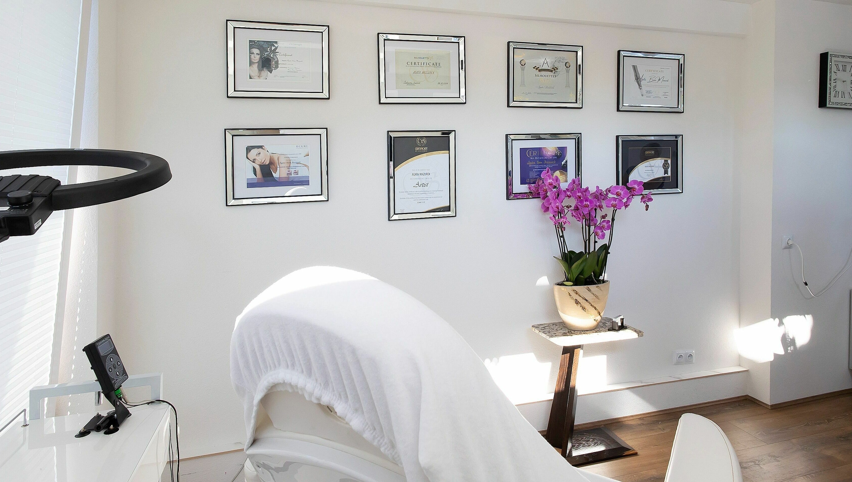 PMUBeauty ontspanningsruimte in Hoofddorp, Noord-Holland, NL met bloemen en certificaten aan de muur.