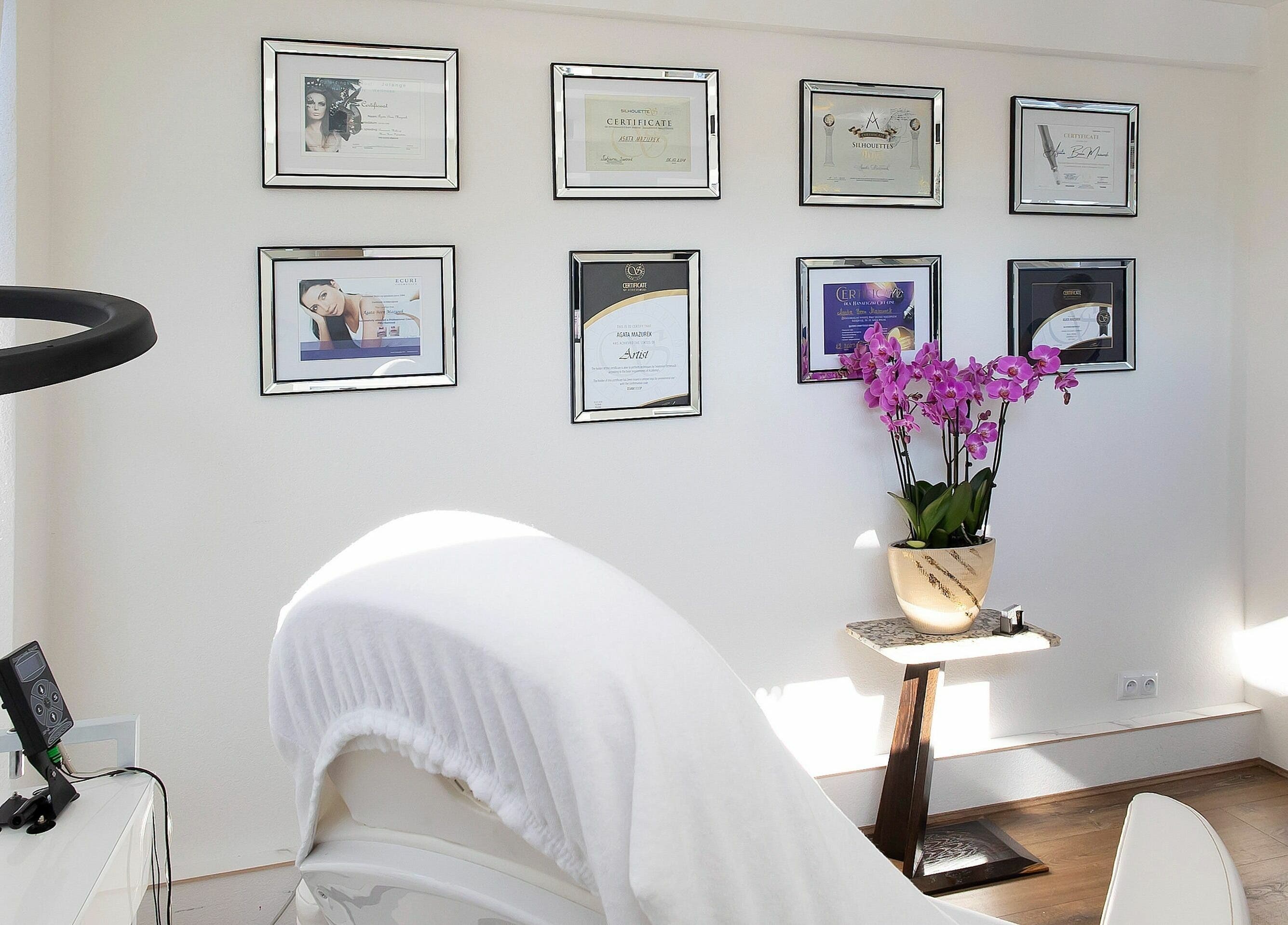 PMUBeauty ontspanningsruimte in Hoofddorp, Noord-Holland, NL met bloemen en certificaten aan de muur.