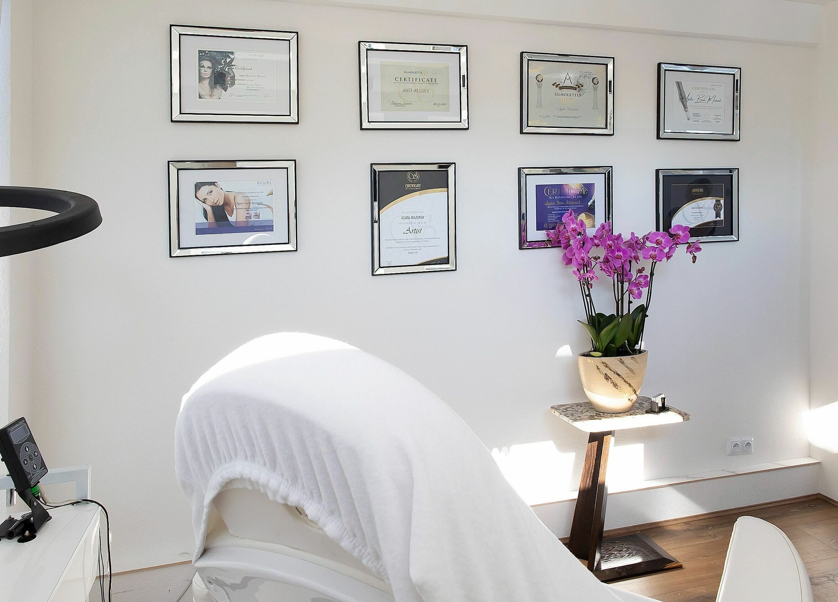 PMUBeauty ontspanningsruimte in Hoofddorp, Noord-Holland, NL met bloemen en certificaten aan de muur.
