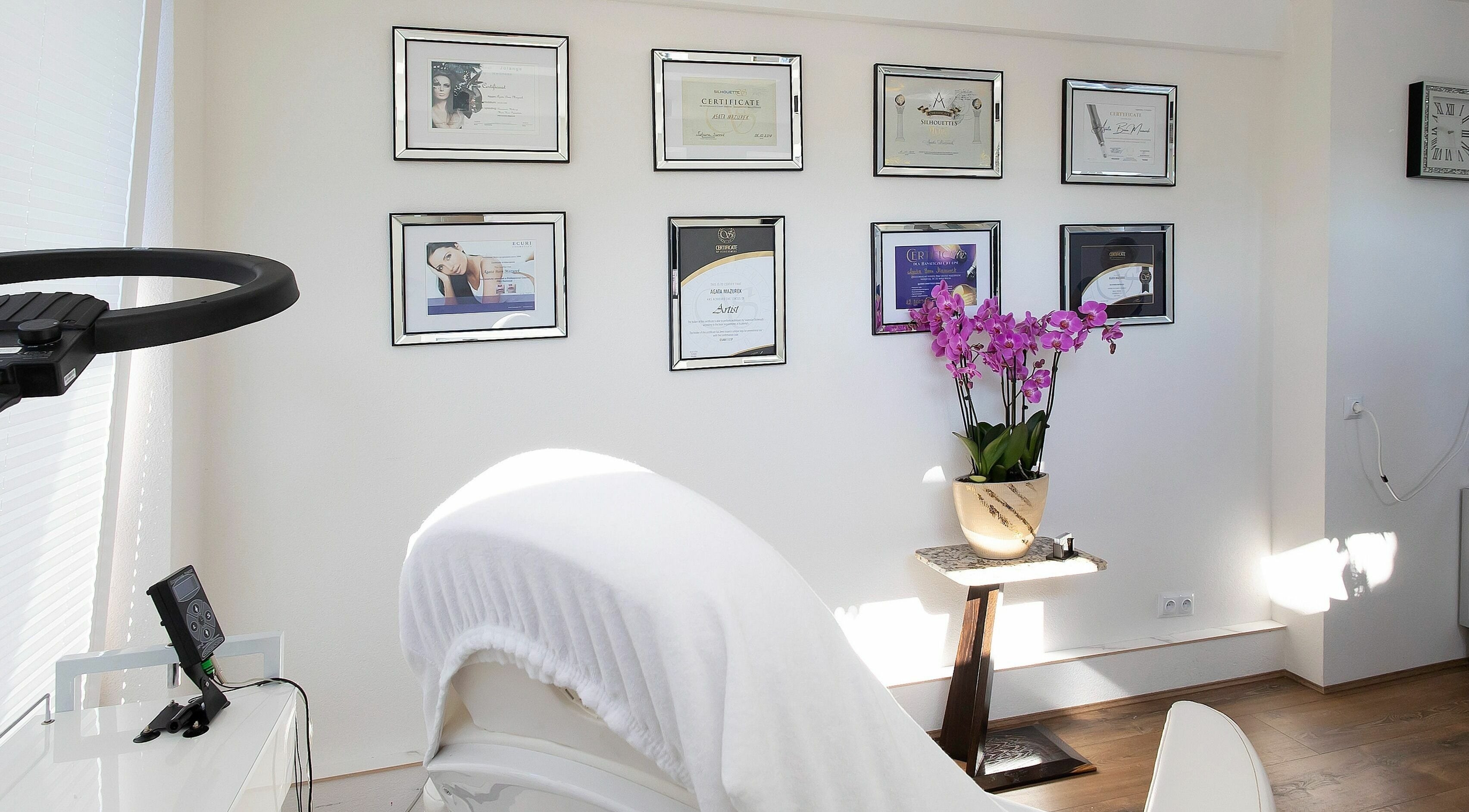 PMUBeauty ontspanningsruimte in Hoofddorp, Noord-Holland, NL met bloemen en certificaten aan de muur.
