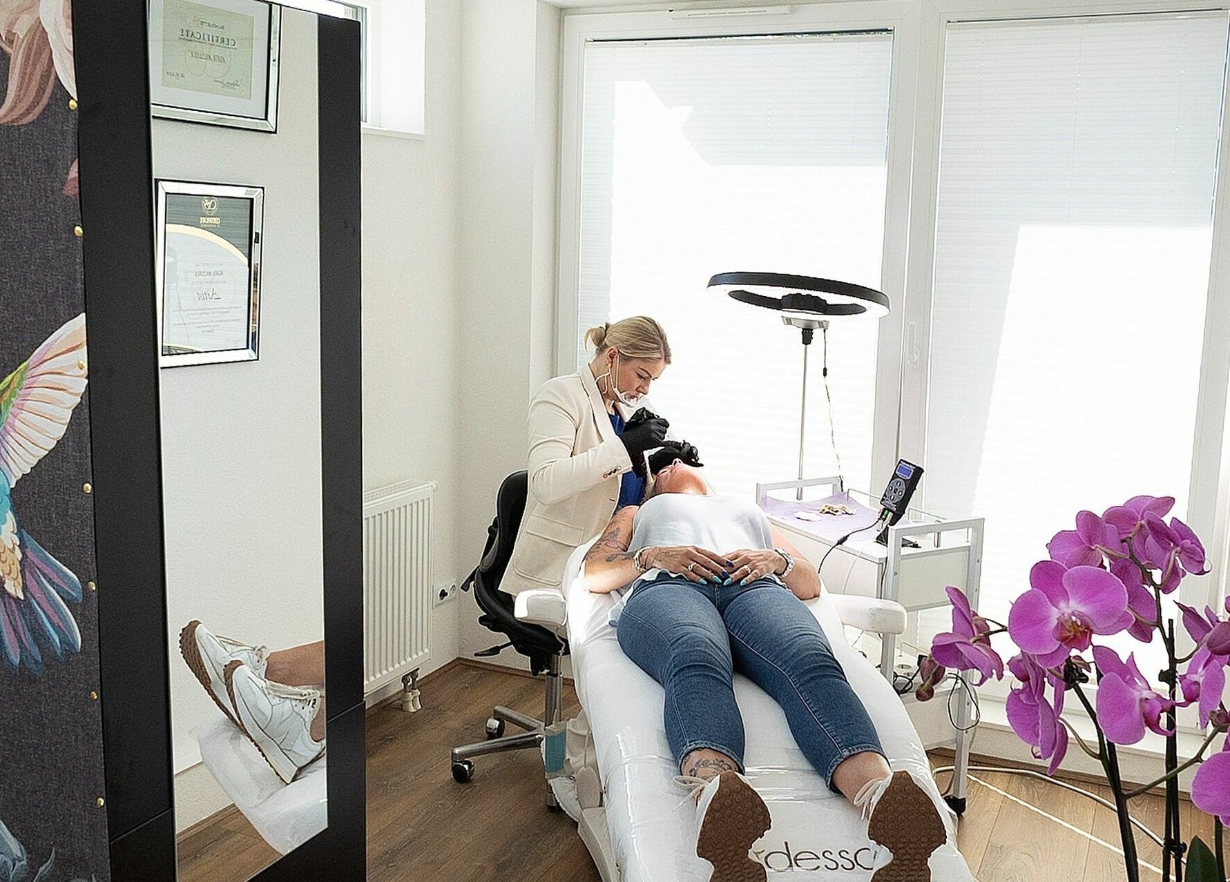 Een specialist voert een schoonheidsbehandeling uit bij PMUBeauty, Hoofddorp, Noord-Holland, NL.