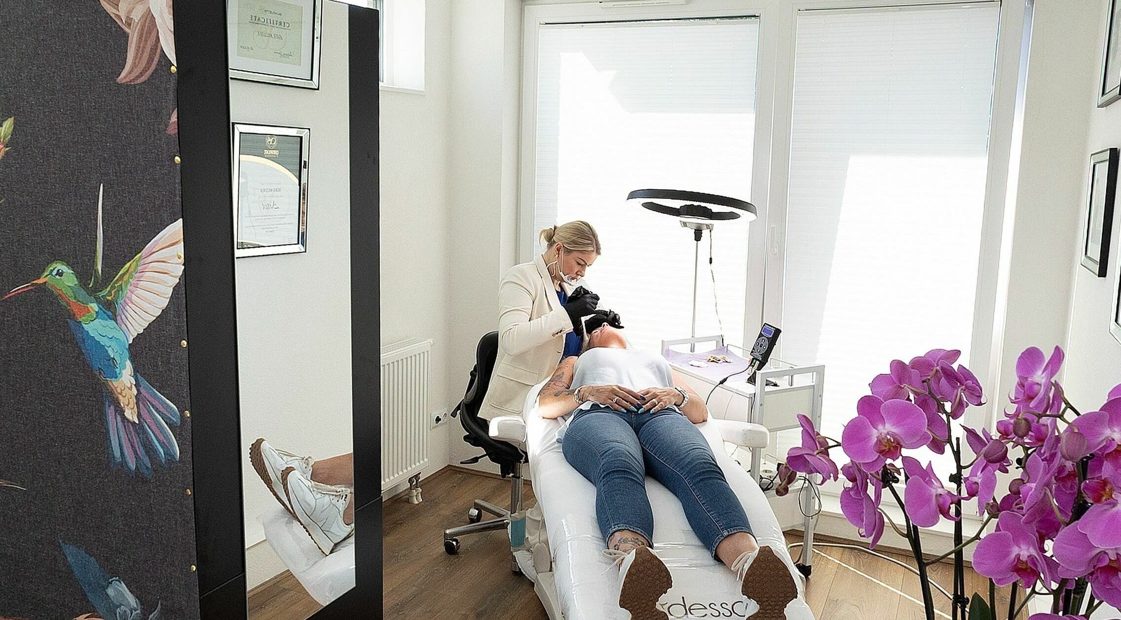 Een specialist voert een schoonheidsbehandeling uit bij PMUBeauty, Hoofddorp, Noord-Holland, NL.