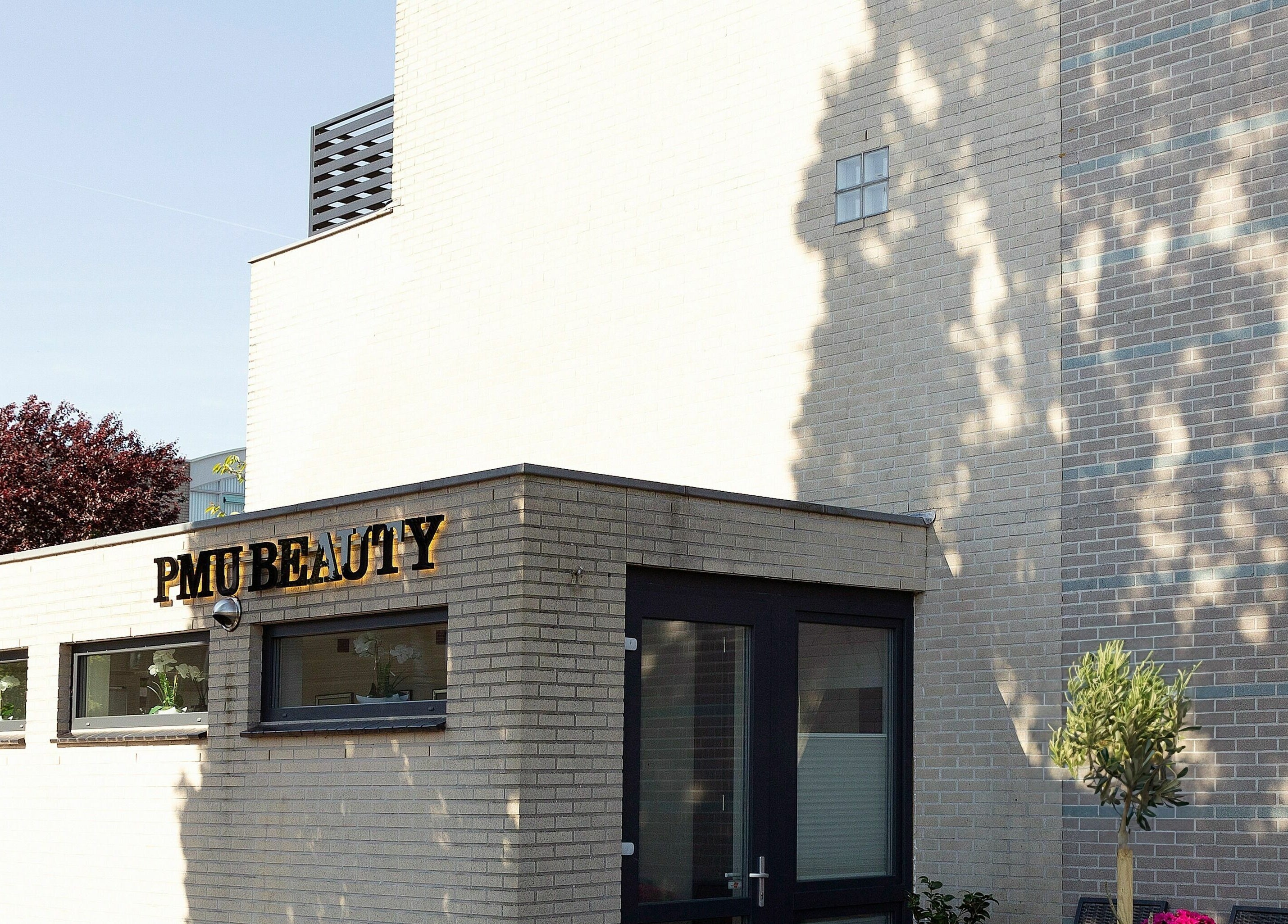 Buitengevel van PMUBeauty in Hoofddorp, Noord-Holland, NL met moderne uitstraling.