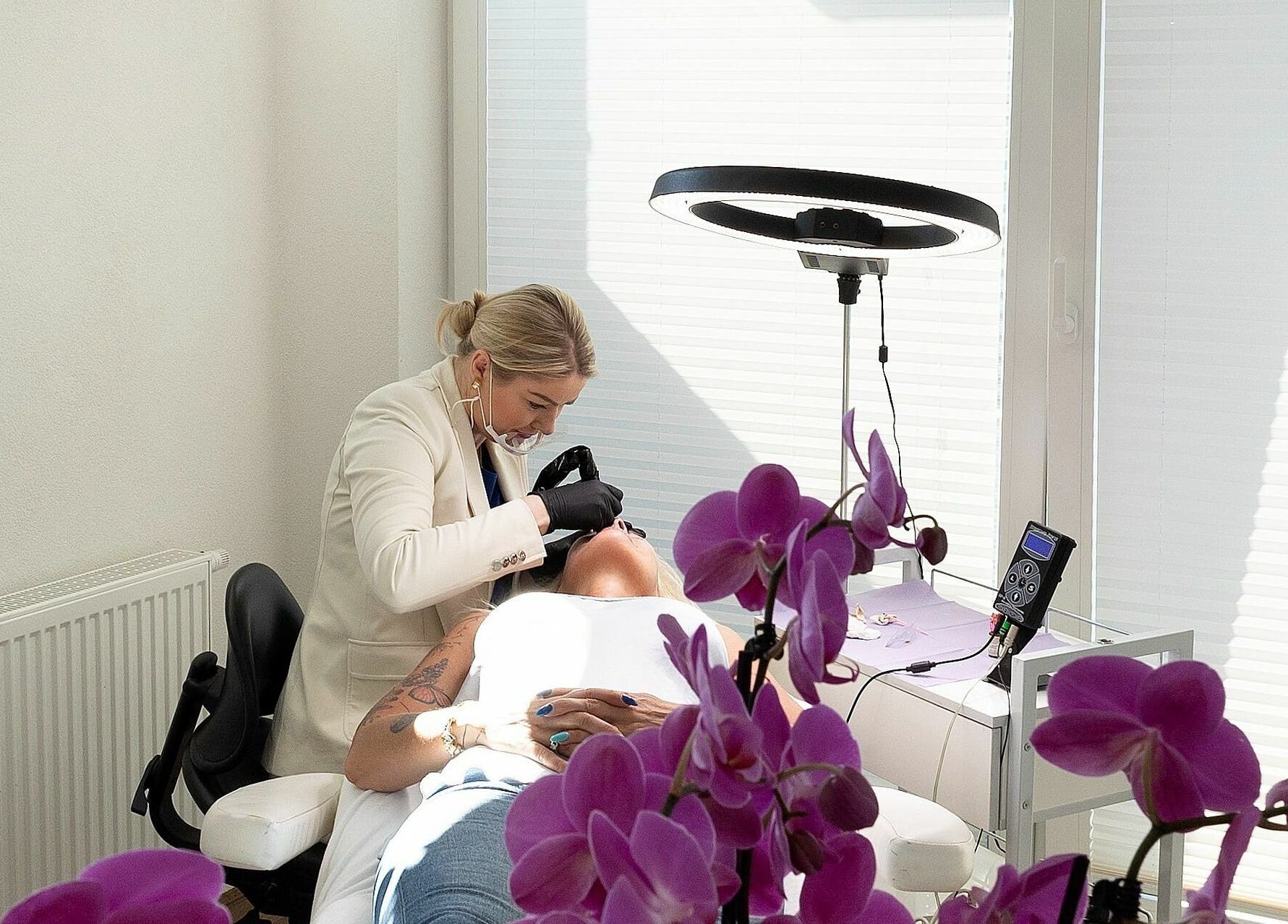 PMUBeauty Hoofddorp, Noord-Holland, NL biedt een kalmerende schoonheidsbehandeling in een serene ruimte met orchideeën.