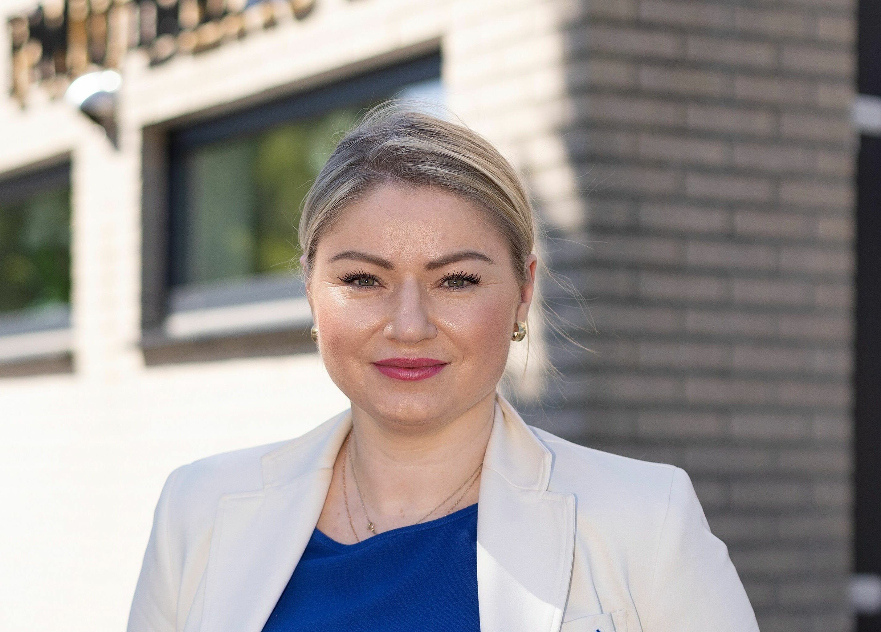 Professionele schoonheidsspecialist voor PMUBeauty in Hoofddorp, Noord-Holland, NL, buiten gefotografeerd.