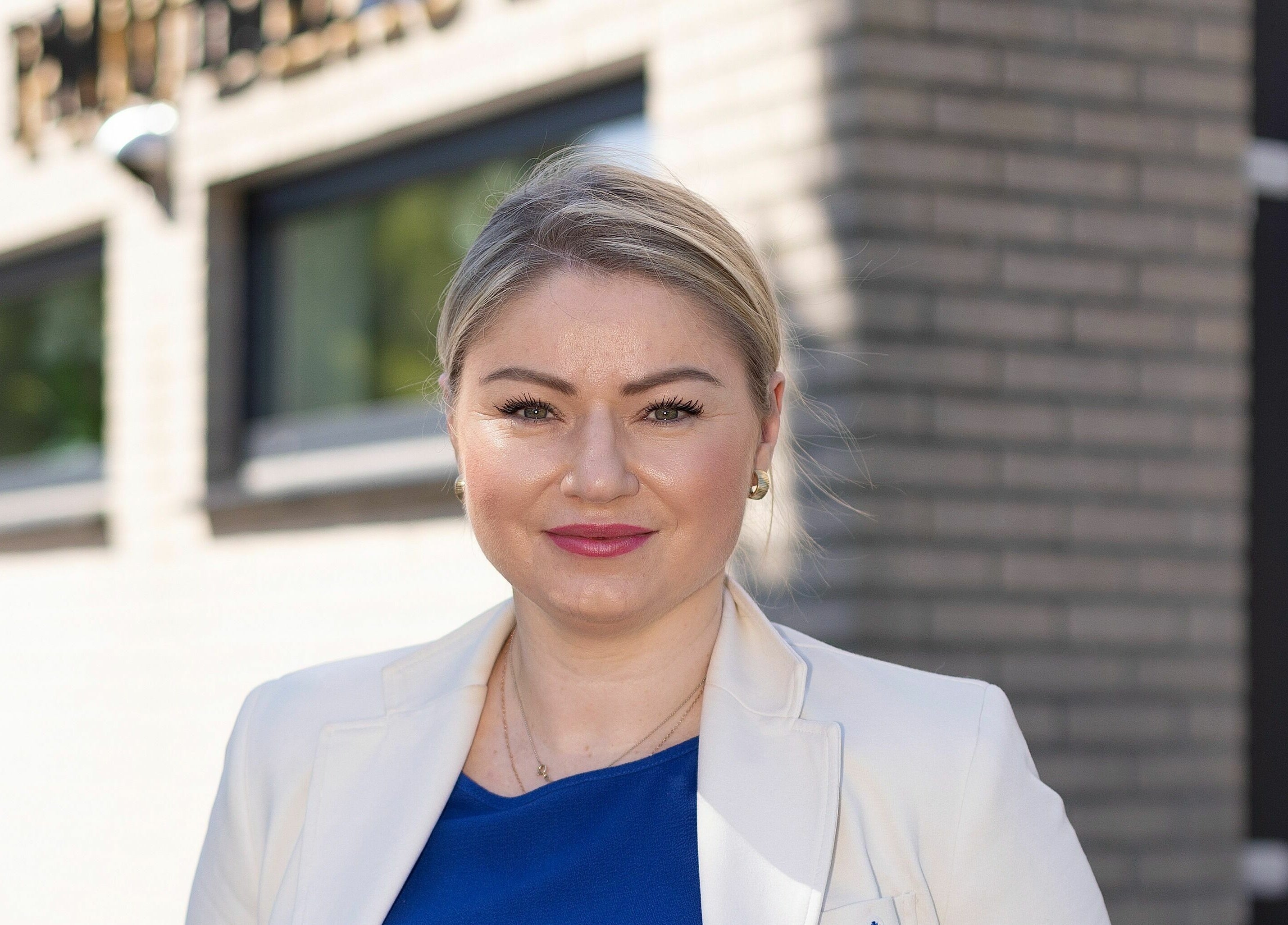 Professionele schoonheidsspecialist voor PMUBeauty in Hoofddorp, Noord-Holland, NL, buiten gefotografeerd.