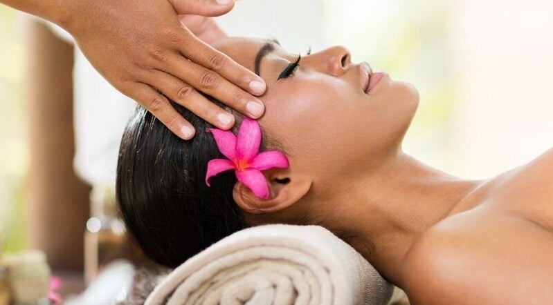 Relaxing head massage at HolisticTreats, StillPoint Therapy Centre, London EC2M 4RH, London, England, GB.