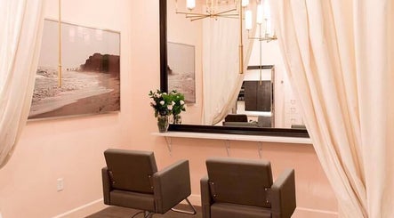 Salon Scarlet image 2