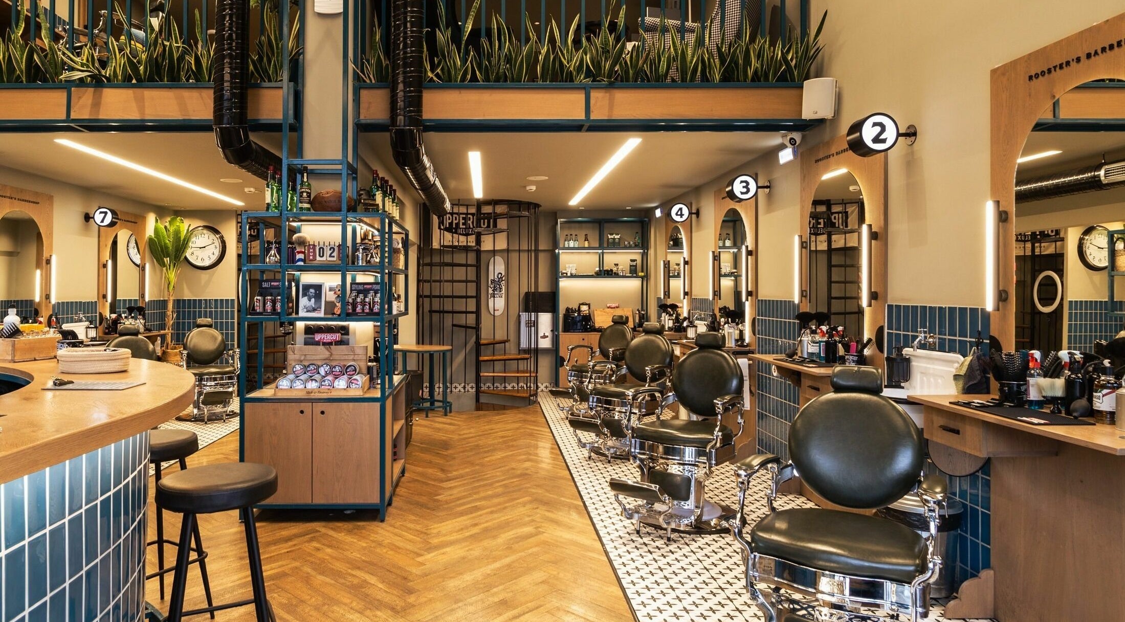 Interior of Rooster's Barbershop Ampelokipoi in Αθήνα, Ελλάδα, GR showcasing luxurious vintage chairs and stylish decor.