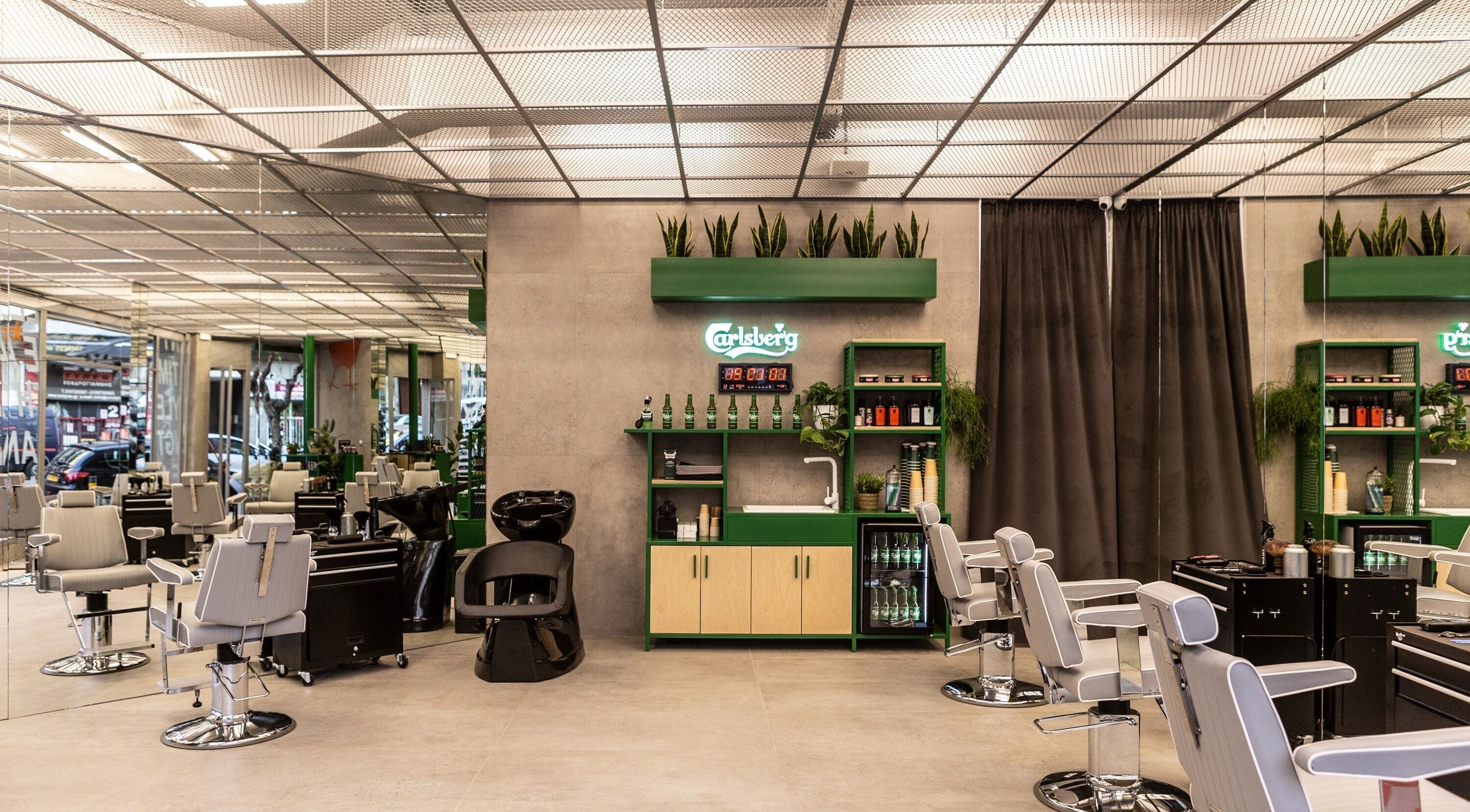 Interior of Roosters Barbershop Pagrati in Αθήνα, GR featuring modern chairs and sleek decor.