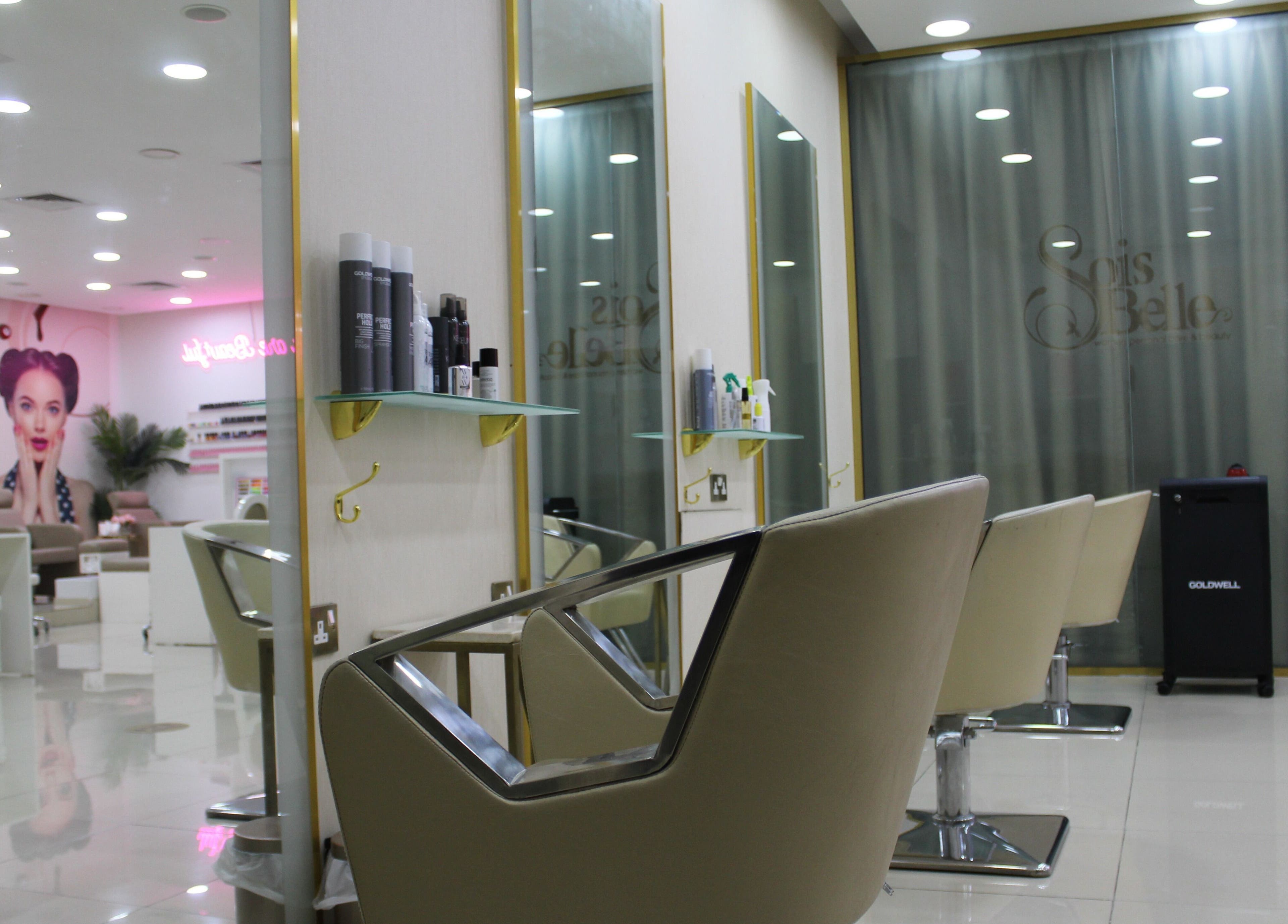 Luxurious interior of Sois Belle Salon in Abu Dhabi, AE, showcasing modern chairs and elegant decor.