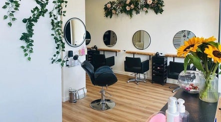 The Beauty Lounge  by Laura