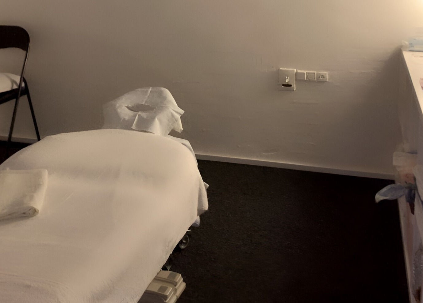 Massagerum på Patty Wellness Thai Massage, Skanderborg, DK med behagelig belysning og massagebriks.