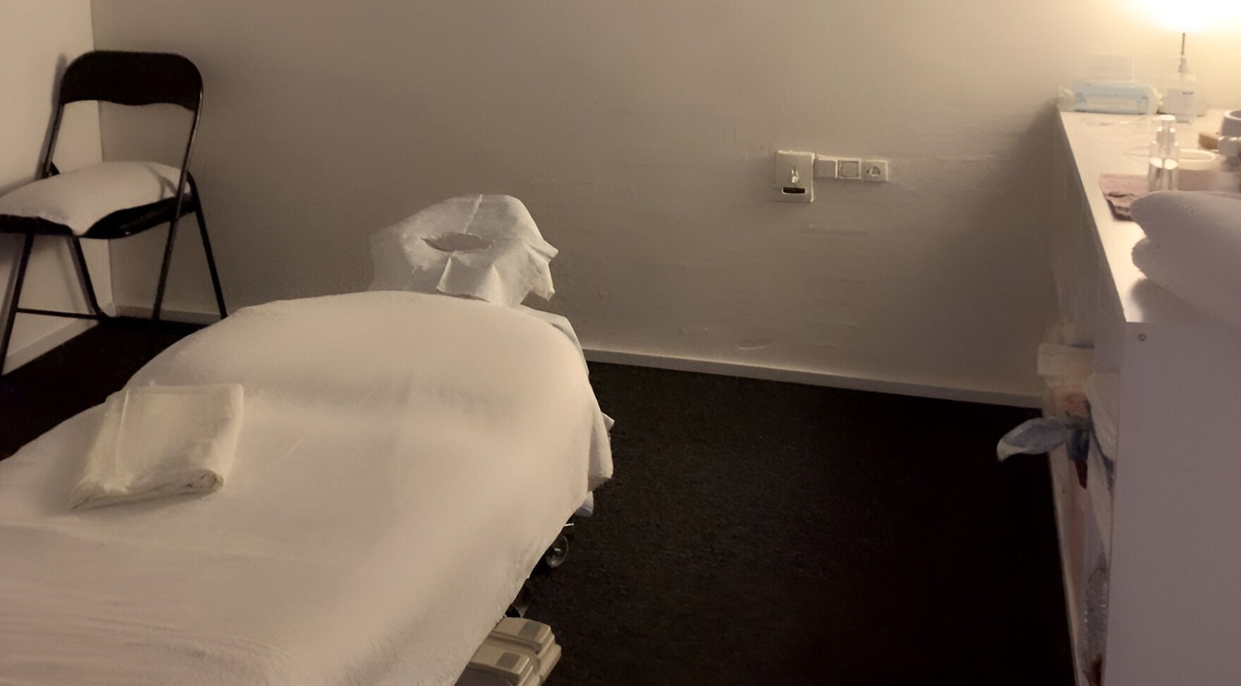 Massagerum på Patty Wellness Thai Massage, Skanderborg, DK med behagelig belysning og massagebriks.