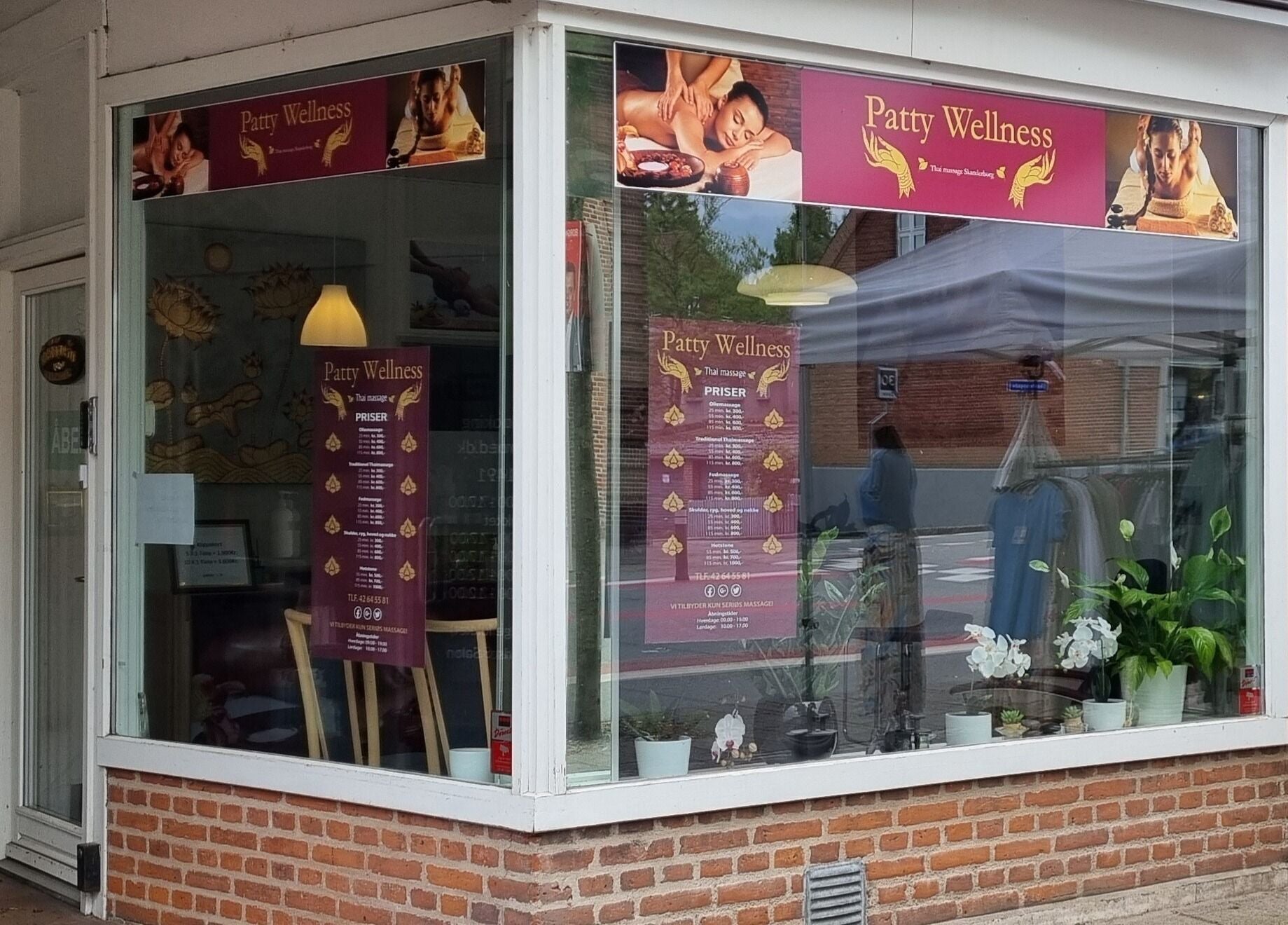 Udvendig facade af Patty Wellness Thai Massage i Skanderborg, DK, med afslappende atmosfære og planter.