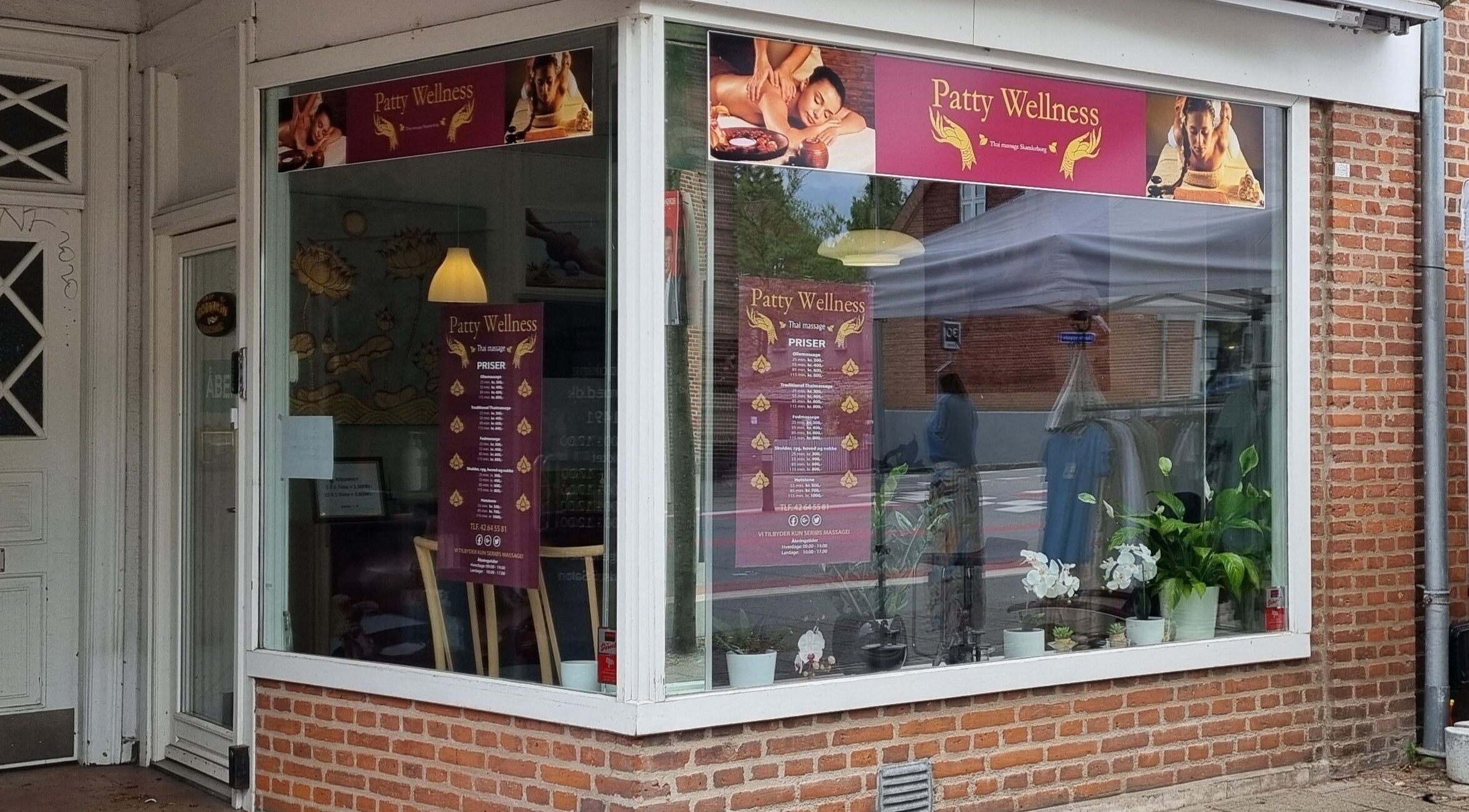 Udvendig facade af Patty Wellness Thai Massage i Skanderborg, DK, med afslappende atmosfære og planter.