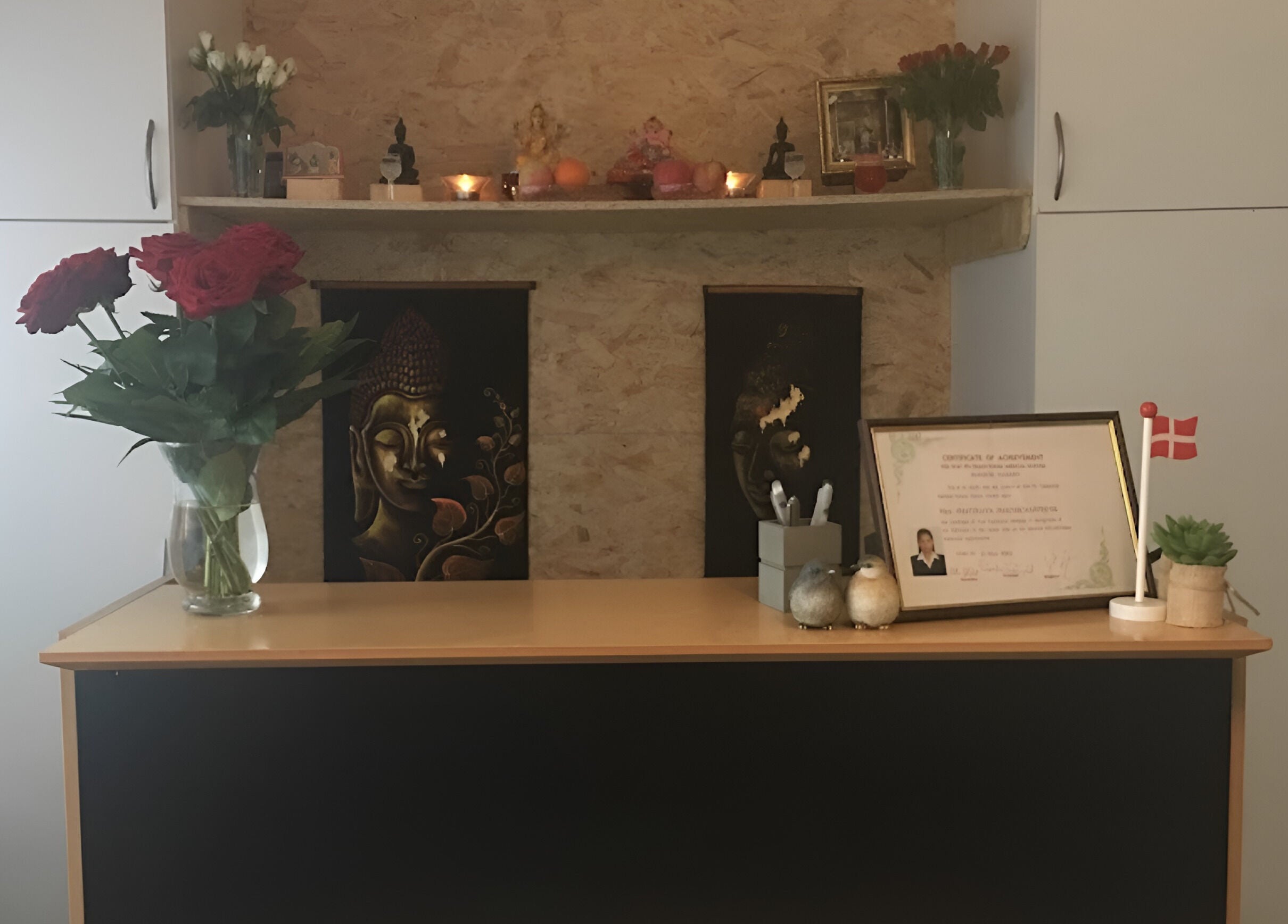 Reception ved Patty Wellness Thai Massage i Skanderborg, DK med blomster og indrammet certifikat.