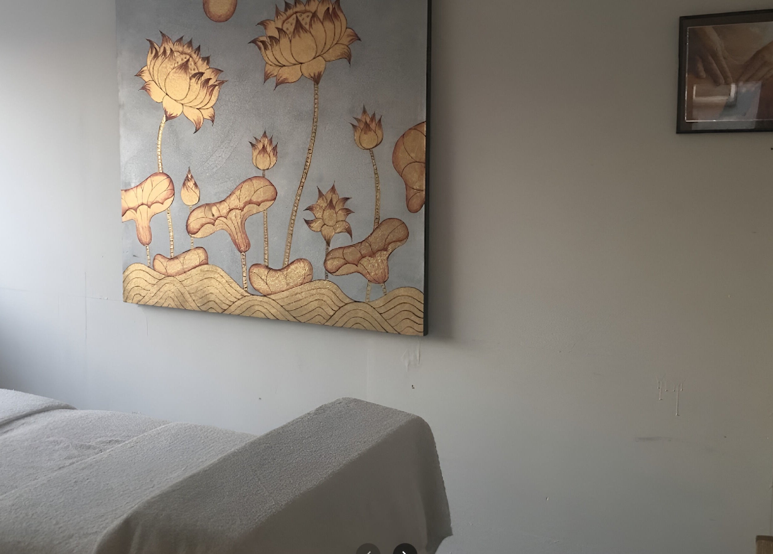 Behandlingsrum hos Patty Wellness Thai Massage, Skanderborg, med lotusmaleri på væggen.