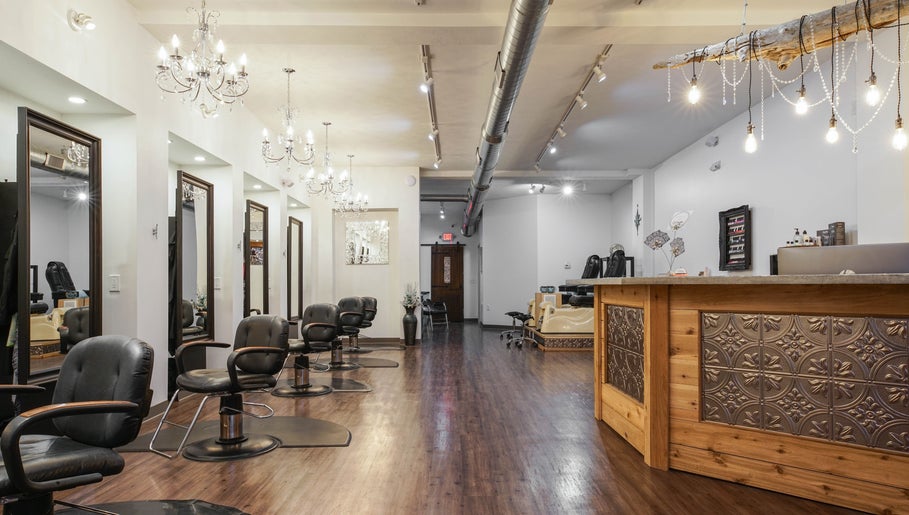 Dockside Salon & Day Spa зображення 1