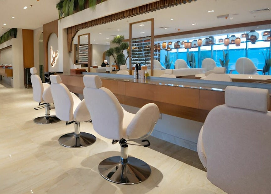 Spacious salon at Naeeman Garden Hotel نعيماً فندق جاردن, Jabriya, featuring chic styling chairs and mirrors.