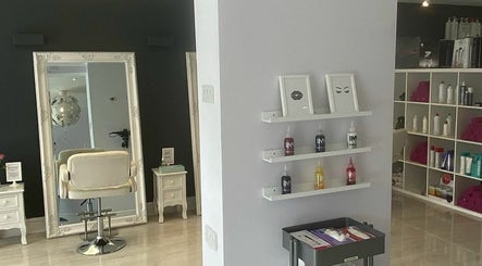 No 5 Hair & Beauty Lounge image 3