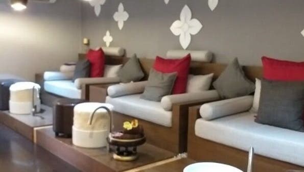 Relaxing waiting area at Spa Lounge, Muscat, showcasing cozy seating and calming decor.