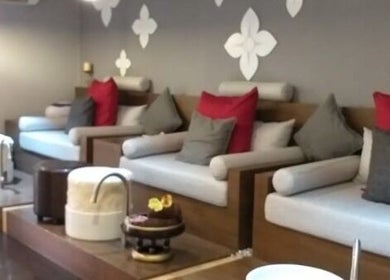Relaxing waiting area at Spa Lounge, Muscat, showcasing cozy seating and calming decor.
