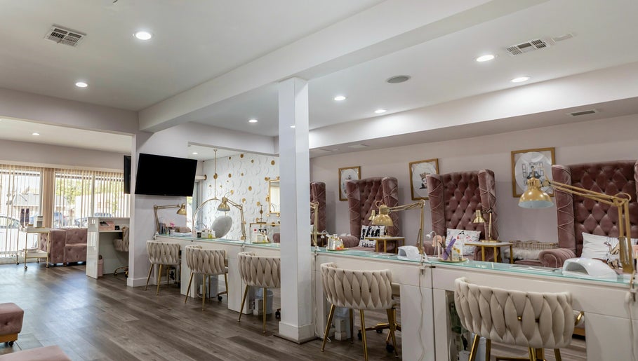 Queen B nail salon, bild 1