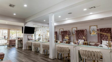 Queen B nail salon