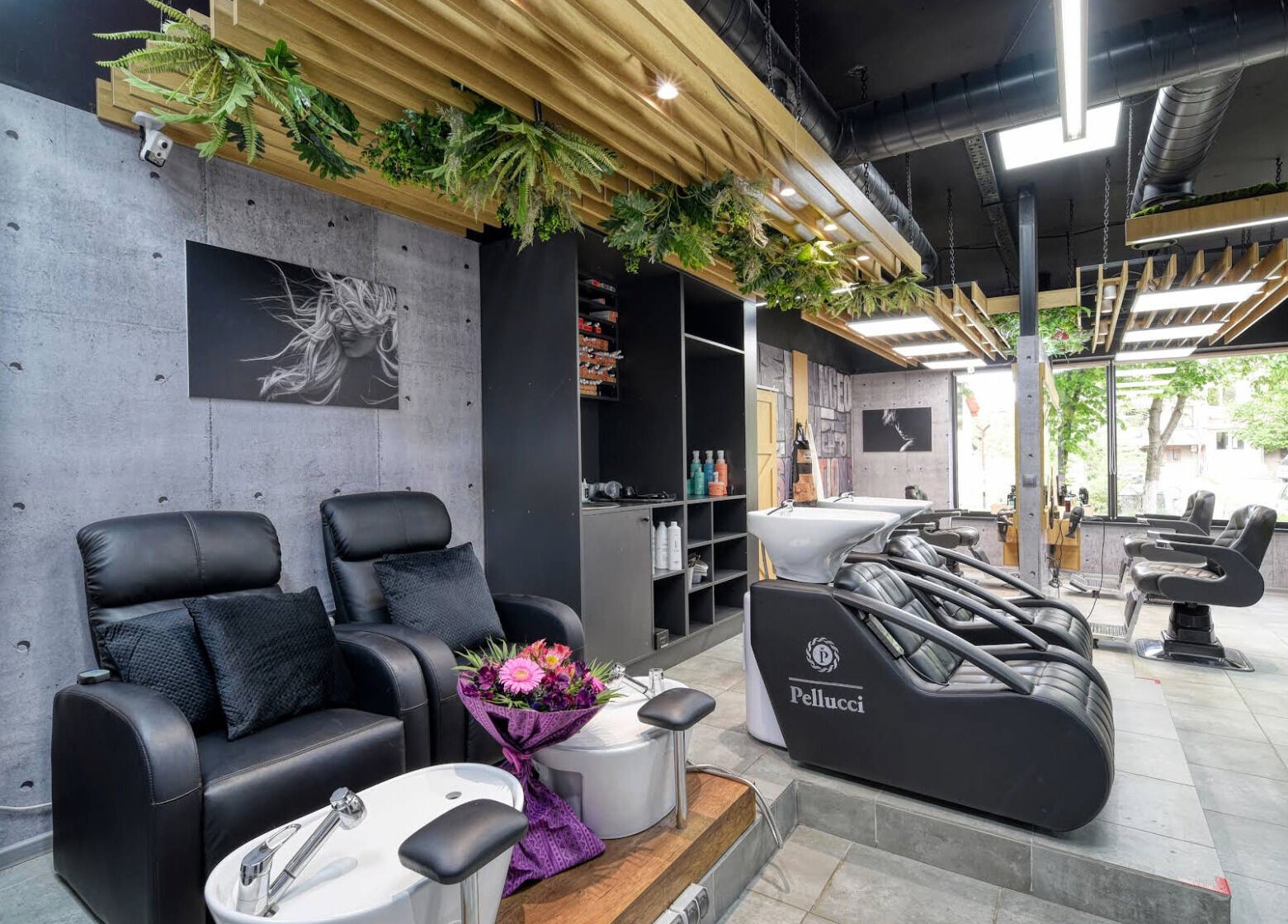 Интериор на салон Pellucci / Пелучи гр.Ботевград в Ботевград, Софийска област, BG с масажни кресла и зеленина.