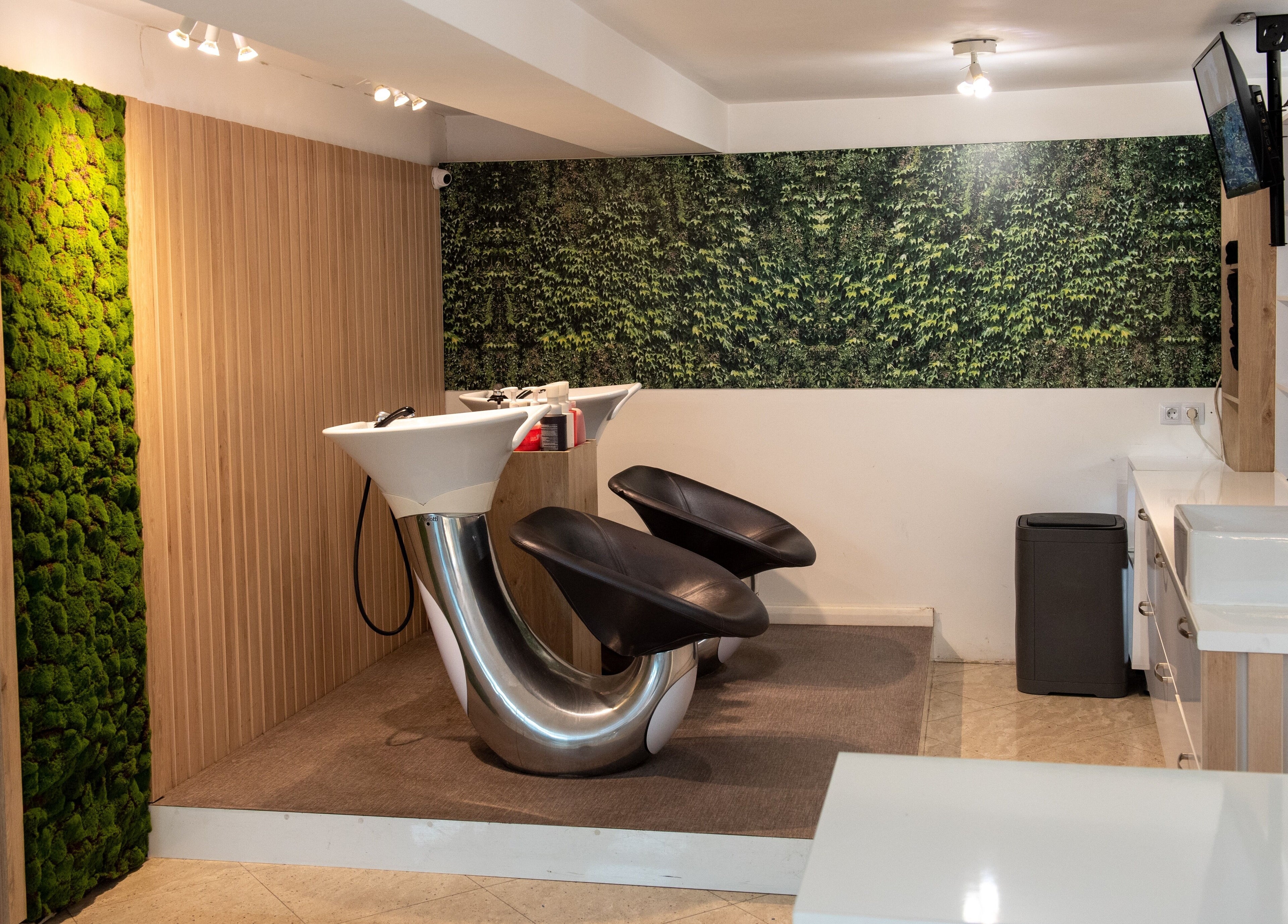 Модерен фризьорски салон в Pellucci / Пелучи кв. Лозенец с естествени акценти. София, Област София, BG.