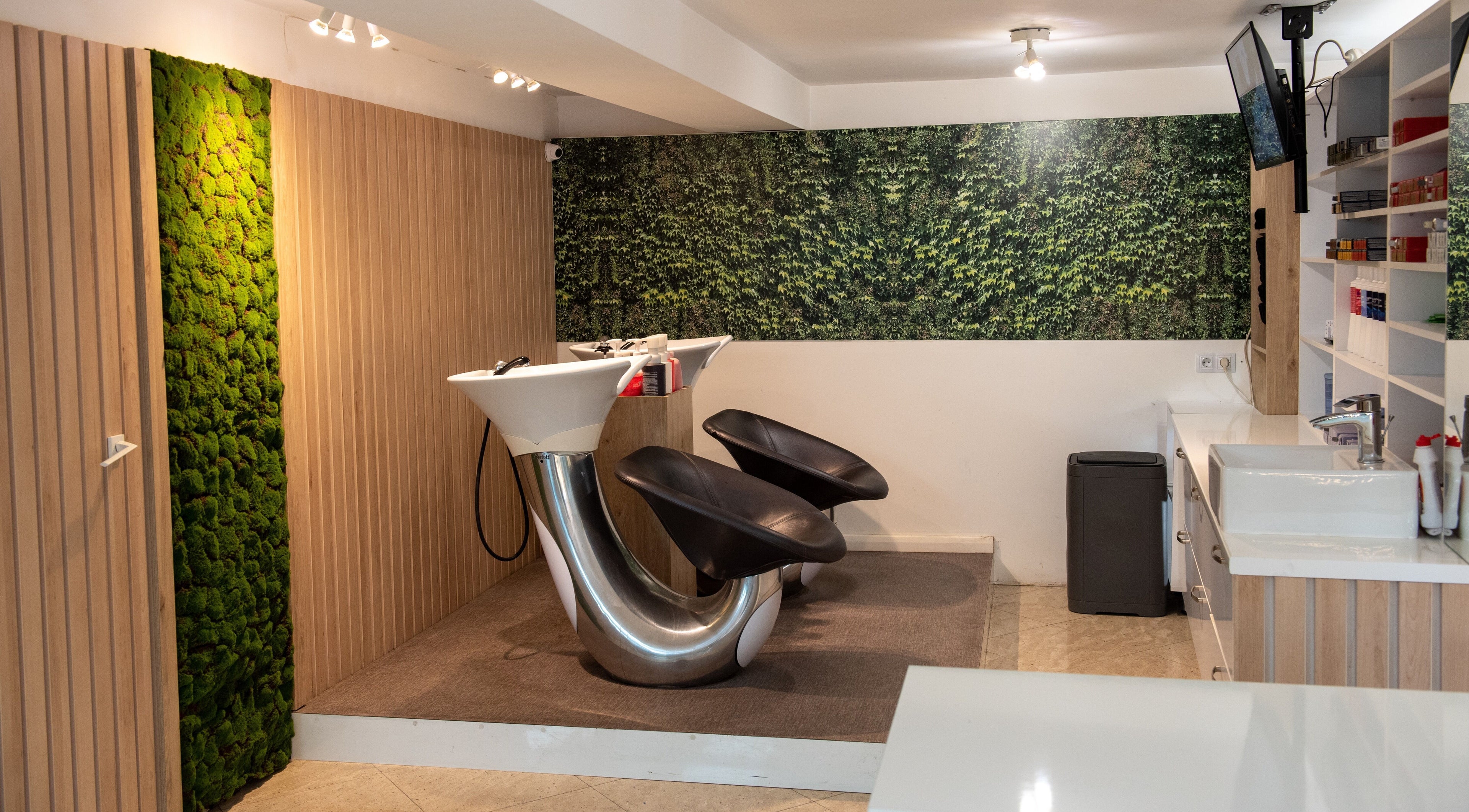 Модерен фризьорски салон в Pellucci / Пелучи кв. Лозенец с естествени акценти. София, Област София, BG.