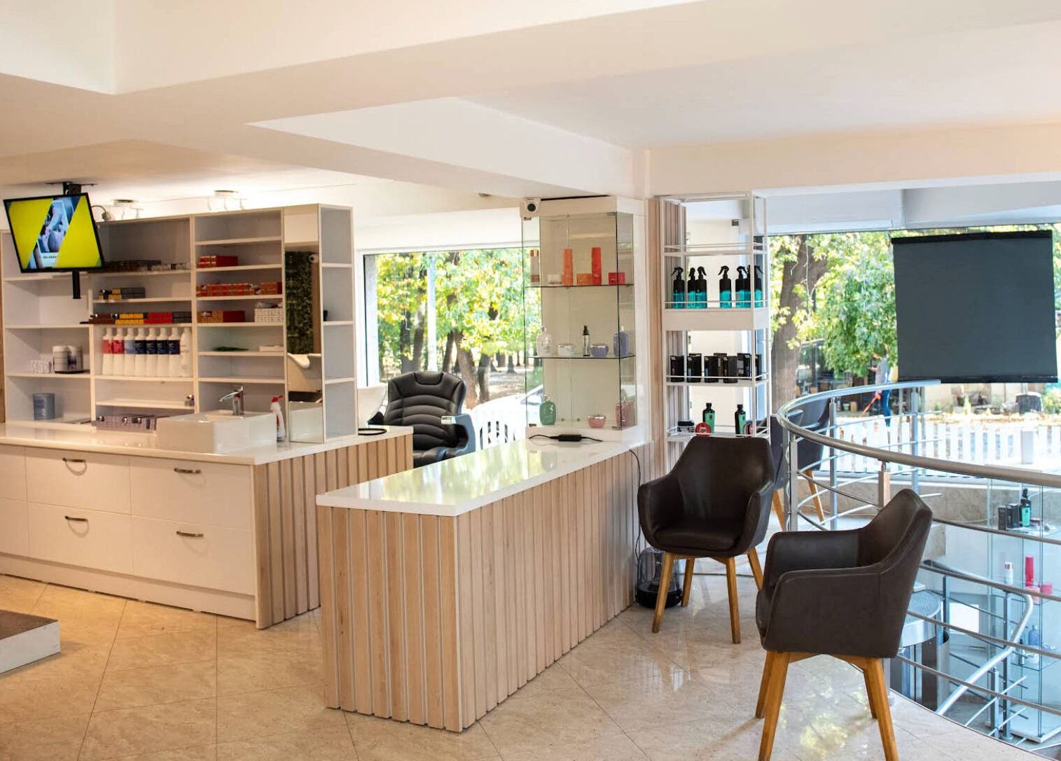 Модерен салон в Pellucci / Пелучи кв. Лозенец, София, Област София, BG с просторен интериор.