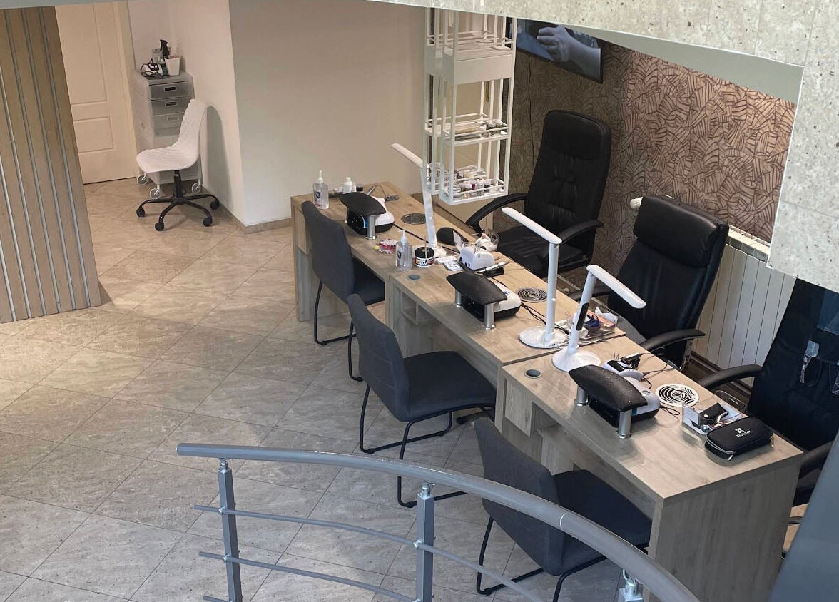 Модерна станция за маникюр в Пелучи, София, Област София, BG, с удобни столове и оборудване.