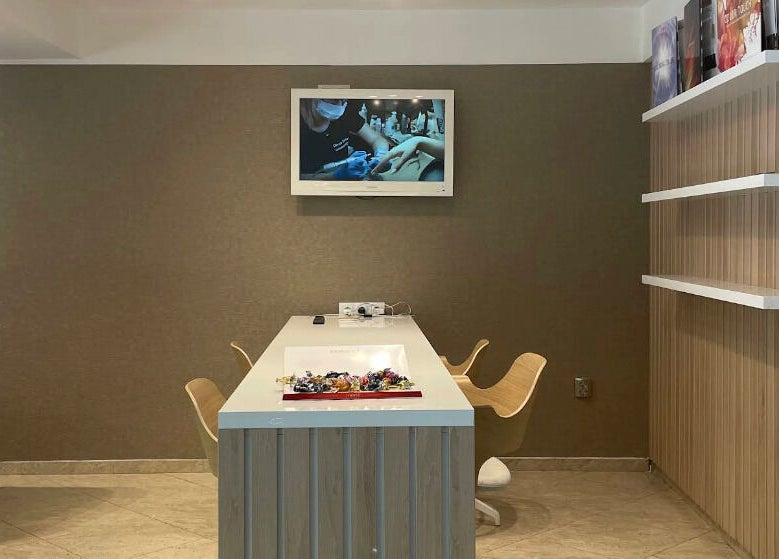 Съчетаваща стил и комфорт, маса с дървени столове в Pellucci / Пелучи кв. Лозенец, София, Област София, BG.