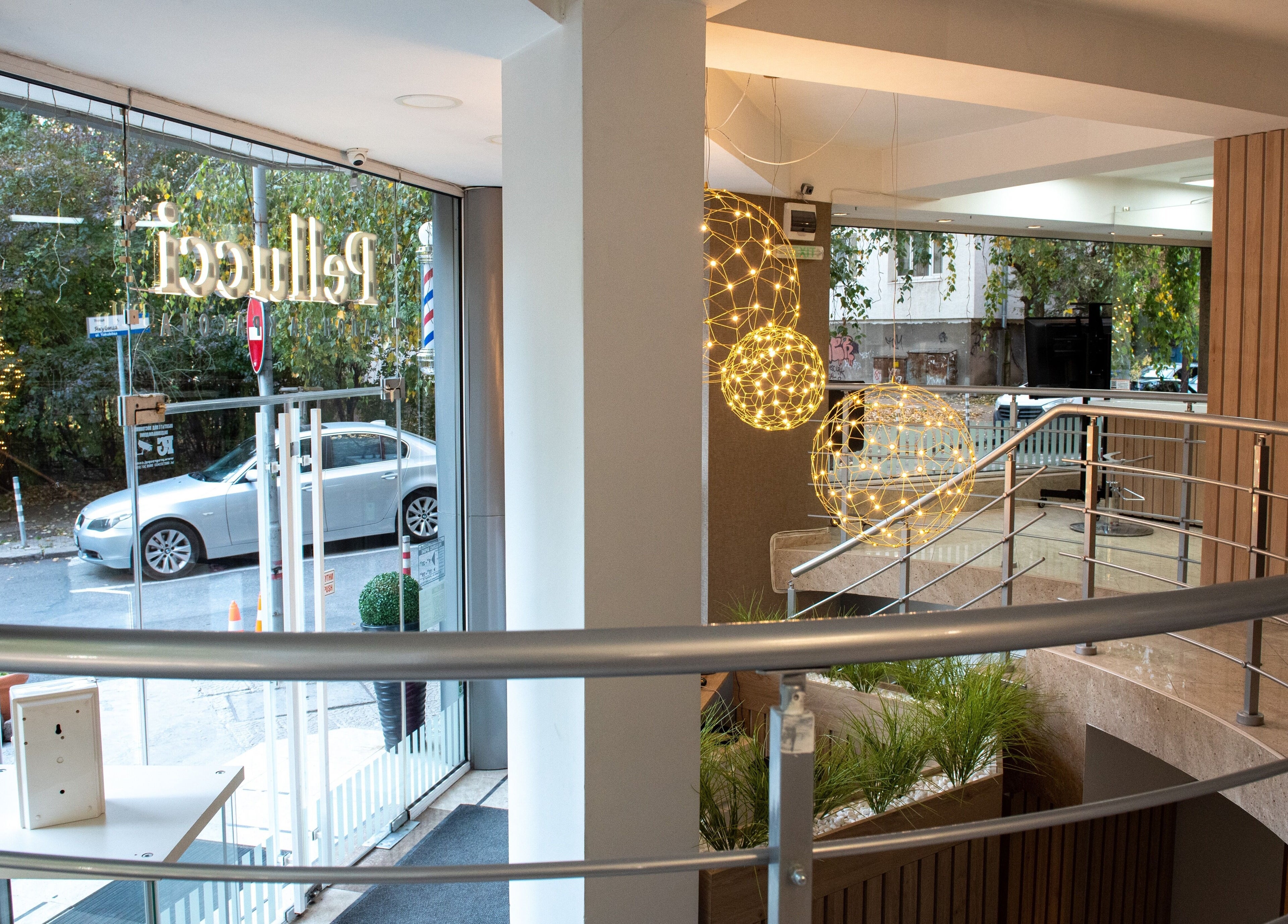 Интериор на Pellucci / Пелучи кв. Лозенец, София, Област София, BG с модерно осветление и стъклени врати.