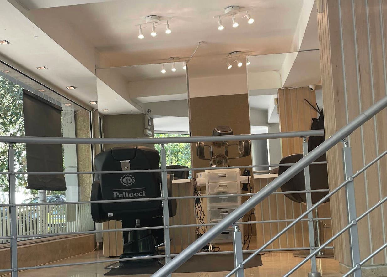 Модерен салон в Pellucci / Пелучи кв. Лозенец, София, Област София, BG с комфортни кресла и огледала.