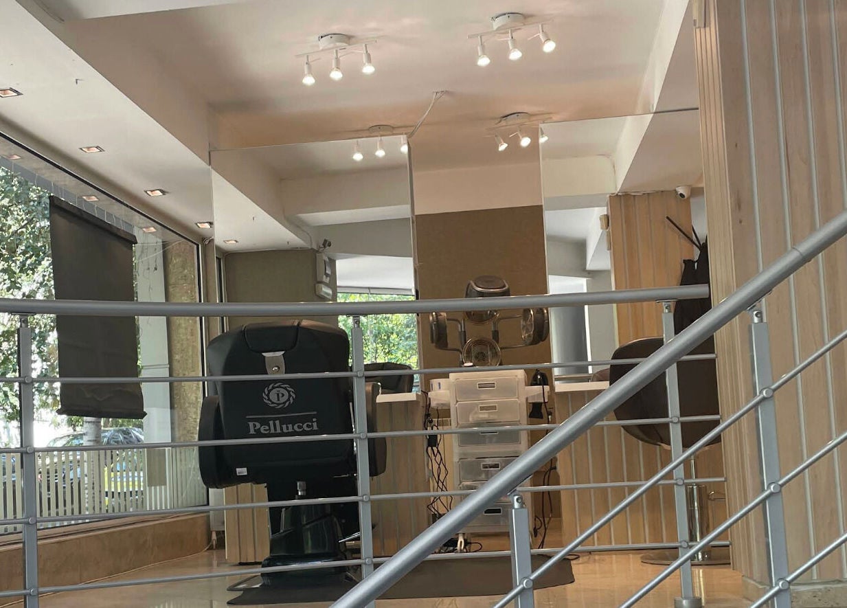 Модерен салон в Pellucci / Пелучи кв. Лозенец, София, Област София, BG с комфортни кресла и огледала.