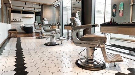 Akin Barber and Shop at 25 Hours Hotel imaginea 2