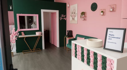 Elegant Nails and the City reception area in Birmingham, England, GB with pink and green decor.