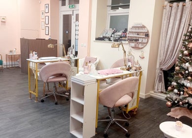 Chic interior of Myrto Zafeiropoulou, Birmingham, England, GB with stylish decor and festive tree.