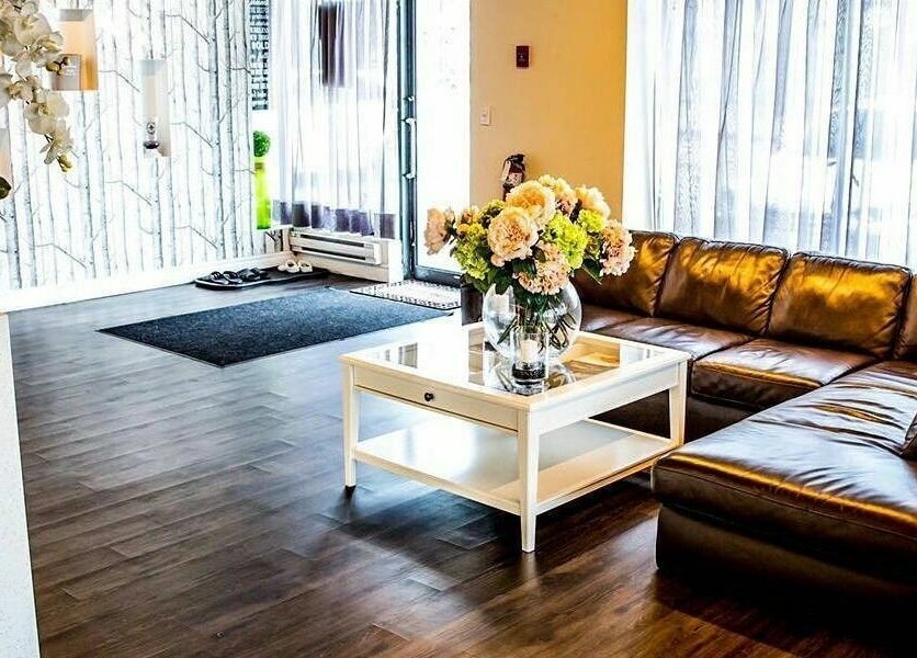 Inviting lounge at Footscape Spa in Richmond Hill, Ontario, CA with cozy leather sofa and elegant decor.