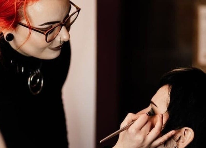Makeup artist applying eyeliner at Offbeat Beauty Collective, Sheffield, England, GB.