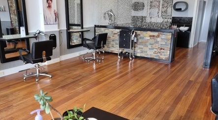 Salon Green  image 2