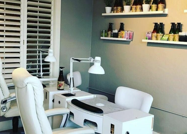 Lace Nails - Lake Oswego interior with comfortable seating in Lake Oswego, Oregon, US.