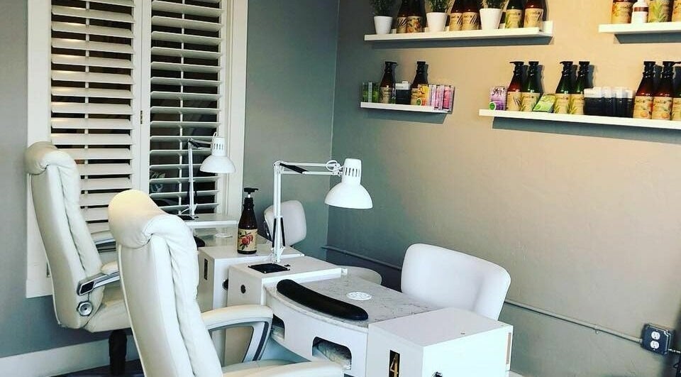 Lace Nails - Lake Oswego interior with comfortable seating in Lake Oswego, Oregon, US.