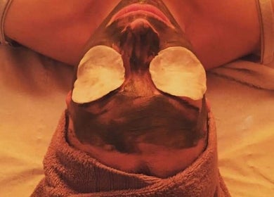 Relaxing facial at Rachel’s Beauty Treatments in London, England, GB with soothing mask and cucumber slices.