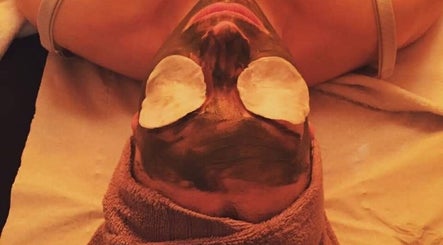 Relaxing facial at Rachel’s Beauty Treatments in London, England, GB with soothing mask and cucumber slices.